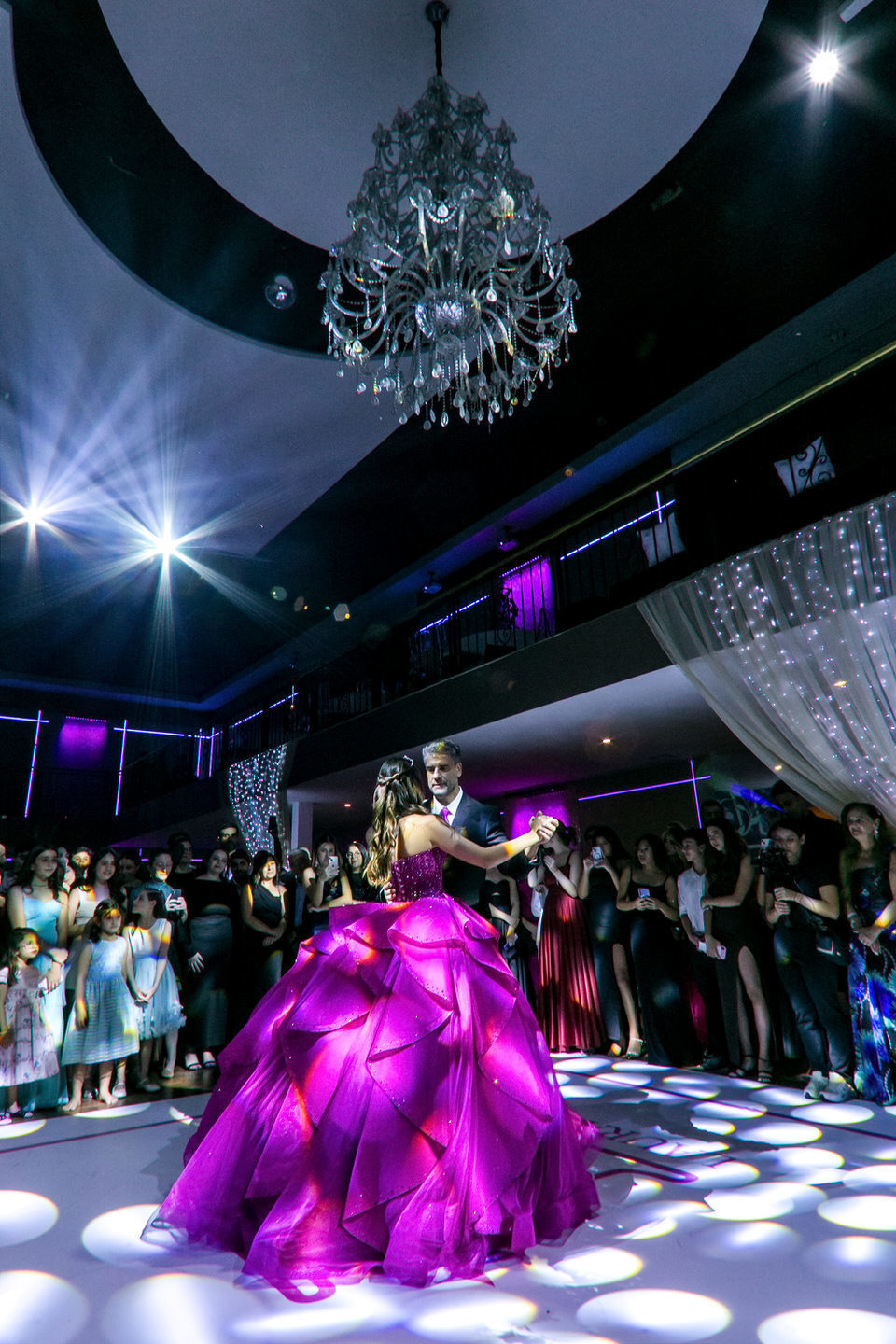 foto da valsa da debutante Lura na sua festa de 15 anos, no Buffet Fernandes, fotógrafo de 15 anos em SP