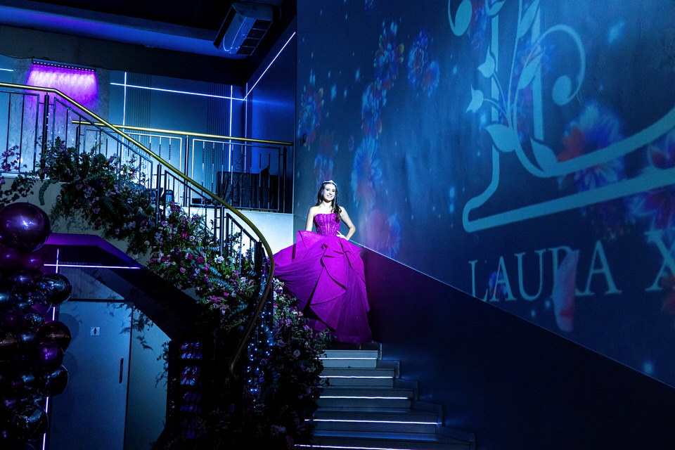 Foto da entrada da debutante Laura, descendo a escada do Buffet Fernandes, na festa de 15 anos, no Tatuapé em São Paulo, fotógrafo de festa de 15 anos em SP