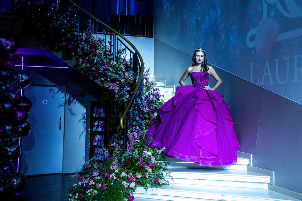 Foto da entrada da debutante Laura, descendo a escada do Buffet Fernandes, na festa de 15 anos, no Tatuapé em São Paulo, fotógrafo de festa de 15 anos em SP