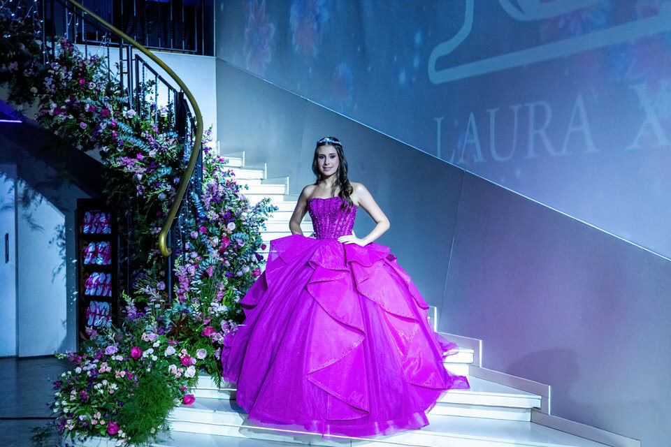 Foto da entrada da debutante Laura, descendo a escada do Buffet Fernandes, na festa de 15 anos, no Tatuapé em São Paulo, fotógrafo de festa de 15 anos em SP