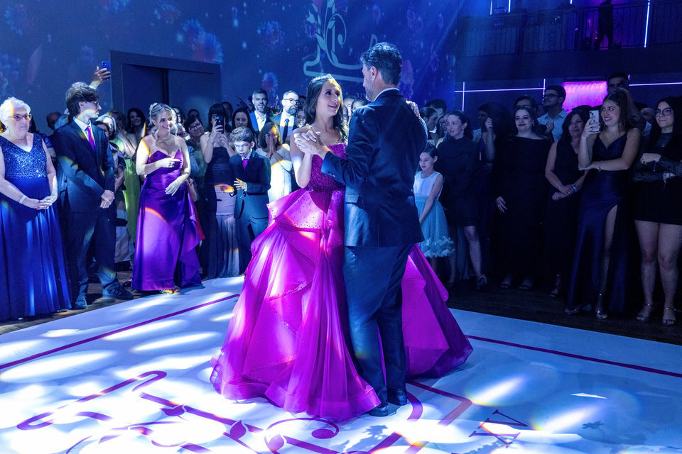 foto da valsa da debutante Lura na sua festa de 15 anos, no Buffet Fernandes, fotógrafo de 15 anos em SP