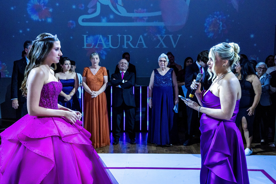 Festa de 15 anos da debutante Laura, no Buffet Fernandes no Tatuapé em São Paulo, fotógrafo de festa de 15 anos no Tatuapé em São Paulo