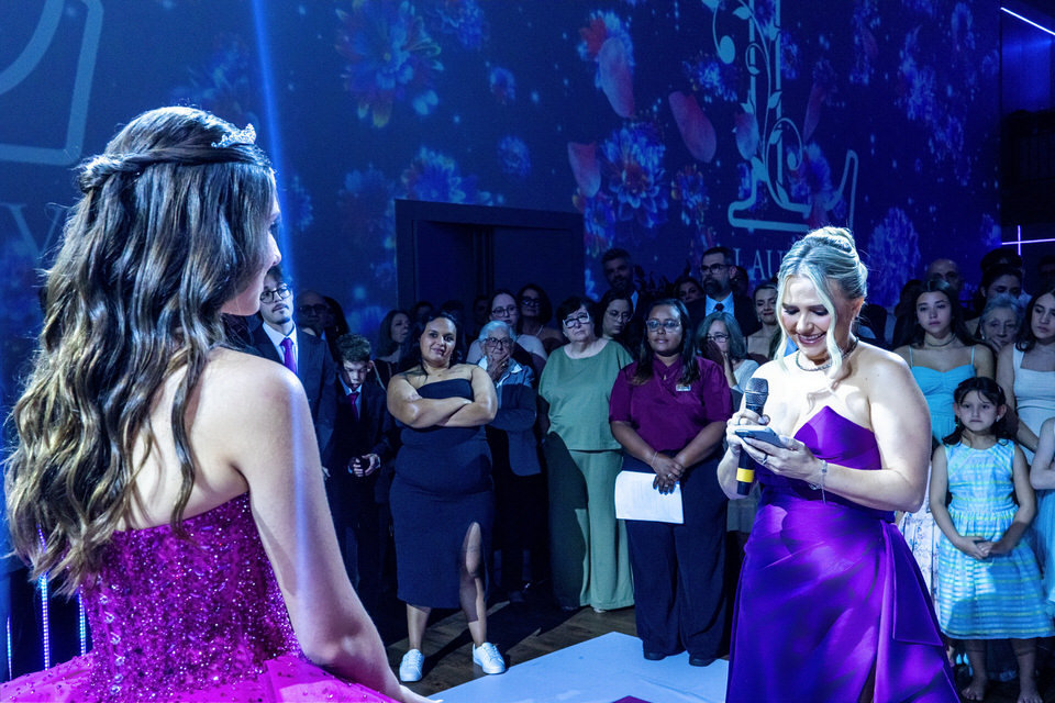 Festa de 15 anos da debutante Laura, no Buffet Fernandes no Tatuapé em São Paulo, fotógrafo de festa de 15 anos no Tatuapé em São Paulo