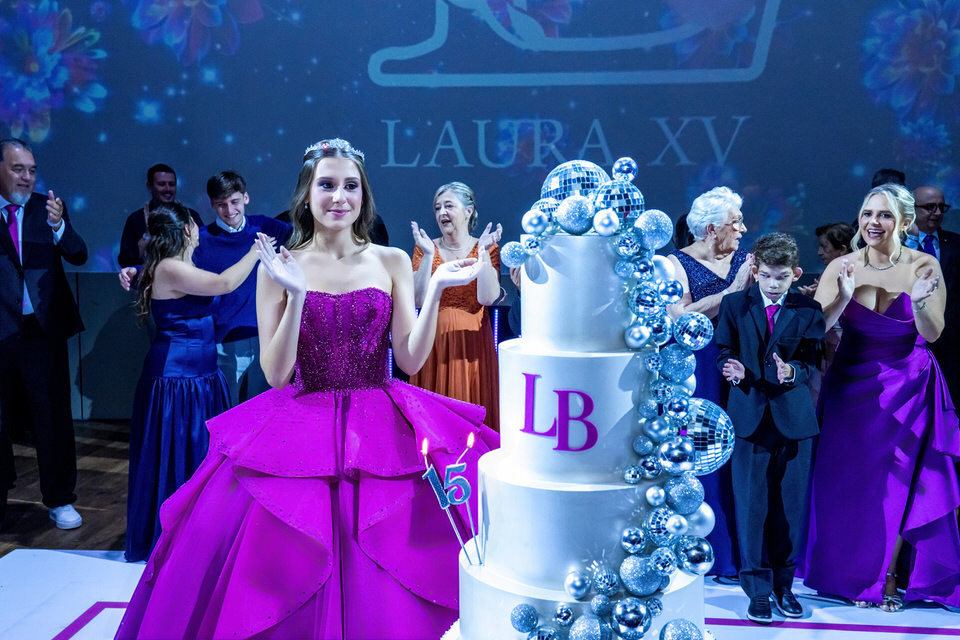 Festa de 15 anos da debutante Laura, no Buffet Fernandes no Tatuapé em São Paulo, fotógrafo de festa de 15 anos no Tatuapé em São Paulo