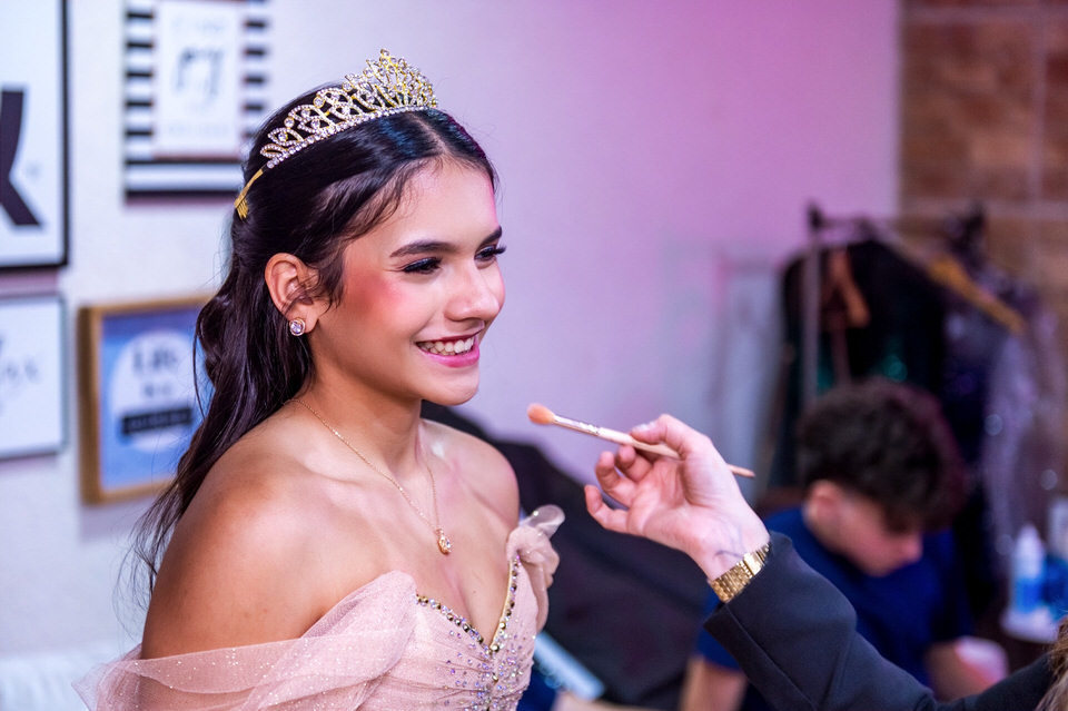Fotografia da festa de 15 anos da debutante Ana Clara. A festa aconteceu no Buffet Europa em Guarulhos, fotógrafo de festa de 15 anos em Guarulhos John Edgard