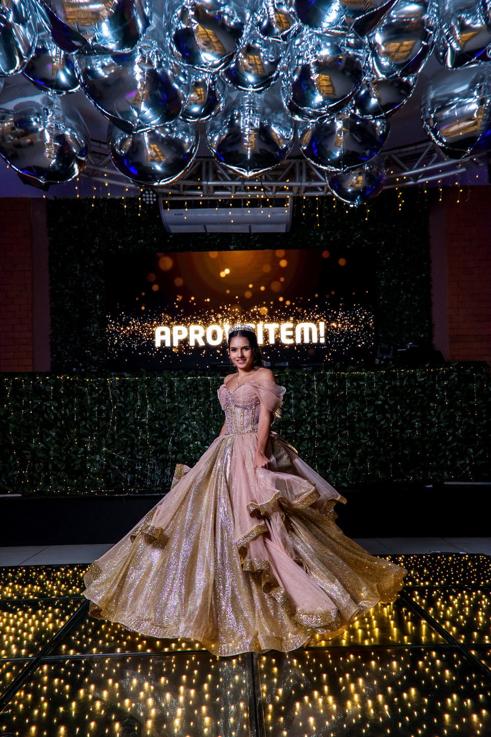 Fotografia da festa de 15 anos da debutante Ana Clara. A festa aconteceu no Buffet Europa em Guarulhos, fotógrafo de festa de 15 anos em Guarulhos John Edgard