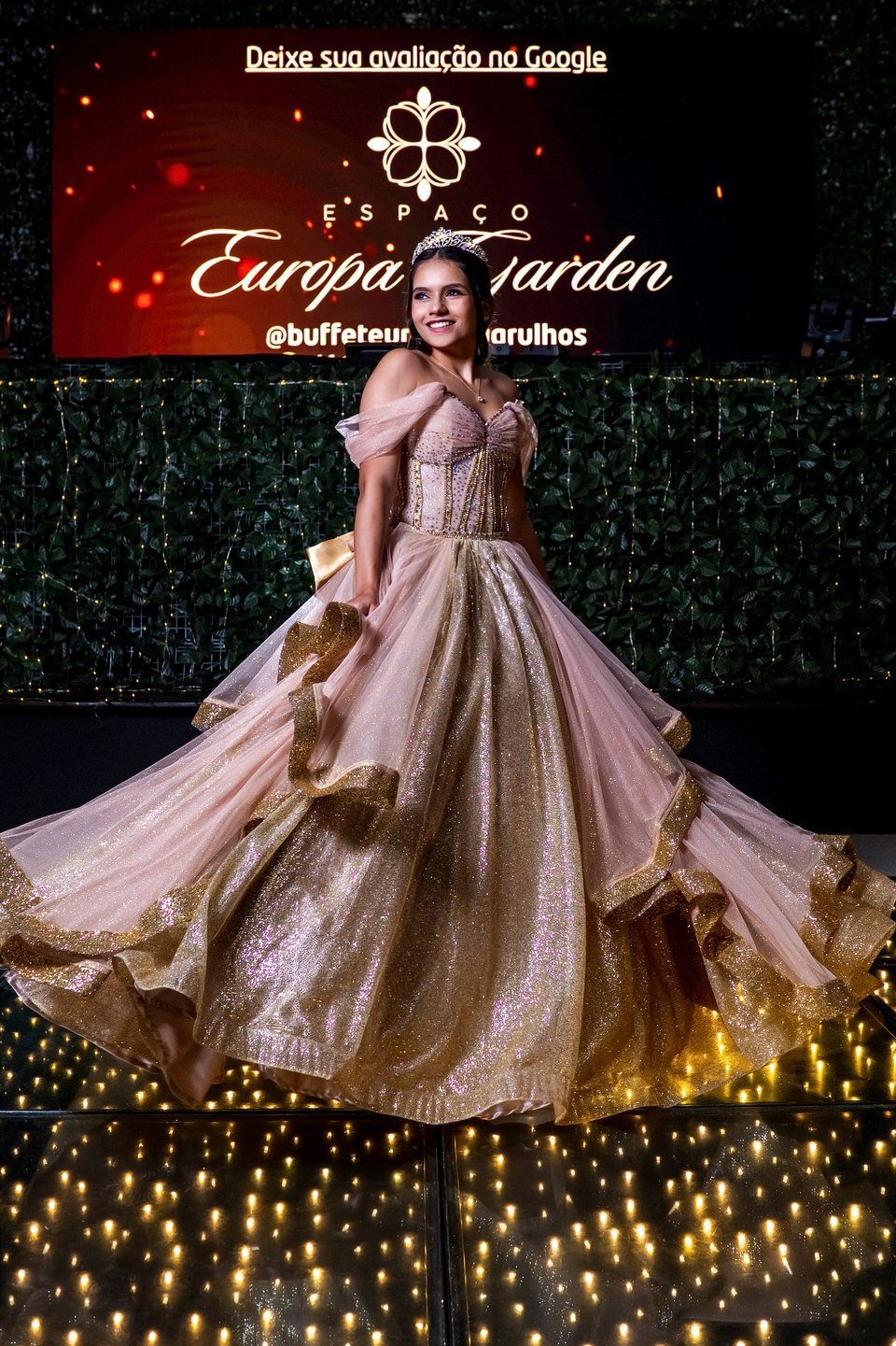 Fotografia da festa de 15 anos da debutante Ana Clara. A festa aconteceu no Buffet Europa em Guarulhos, fotógrafo de festa de 15 anos em Guarulhos John Edgard
