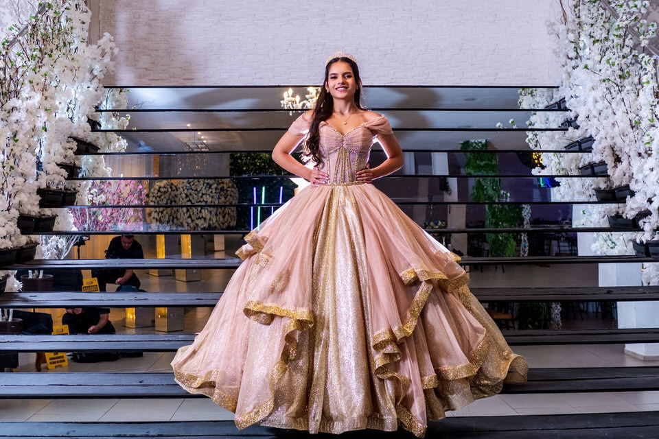 Fotografia da festa de 15 anos da debutante Ana Clara. A festa aconteceu no Buffet Europa em Guarulhos, fotógrafo de festa de 15 anos em Guarulhos John Edgard