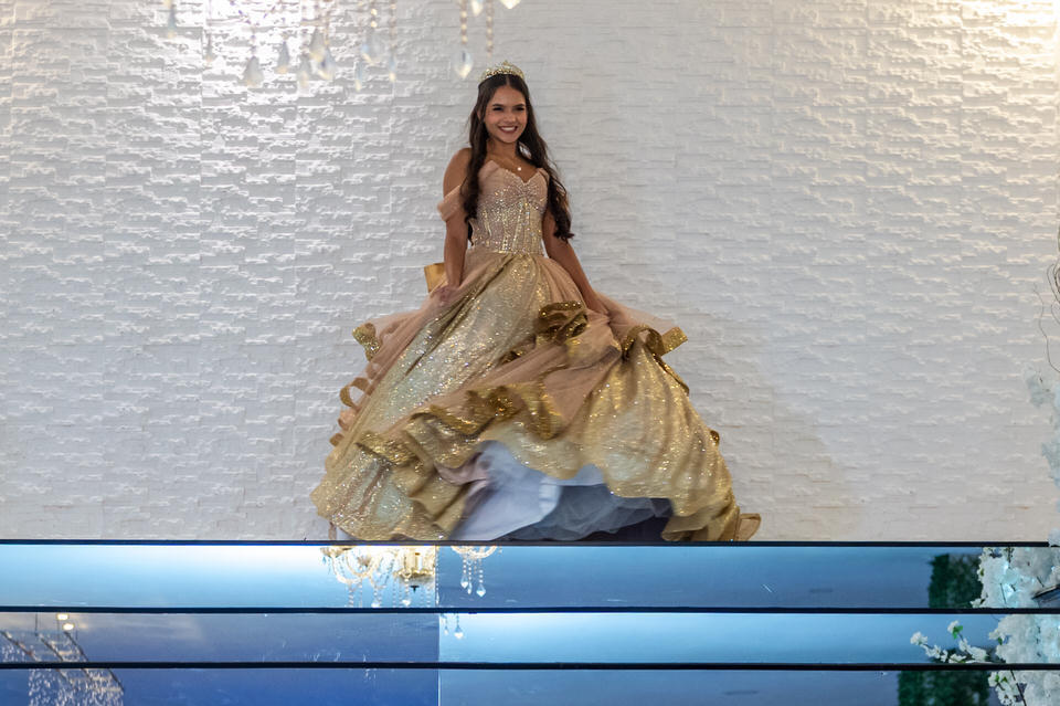 Fotografia da festa de 15 anos da debutante Ana Clara. A festa aconteceu no Buffet Europa em Guarulhos, fotógrafo de festa de 15 anos em Guarulhos John Edgard
