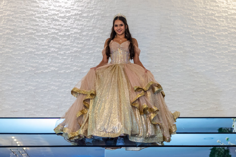Fotografia da festa de 15 anos da debutante Ana Clara. A festa aconteceu no Buffet Europa em Guarulhos, fotógrafo de festa de 15 anos em Guarulhos John Edgard