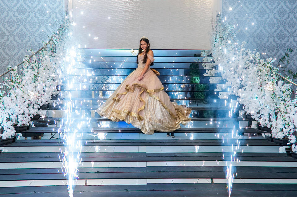 Fotografia da festa de 15 anos da debutante Ana Clara. A festa aconteceu no Buffet Europa em Guarulhos, fotógrafo de festa de 15 anos em Guarulhos John Edgard