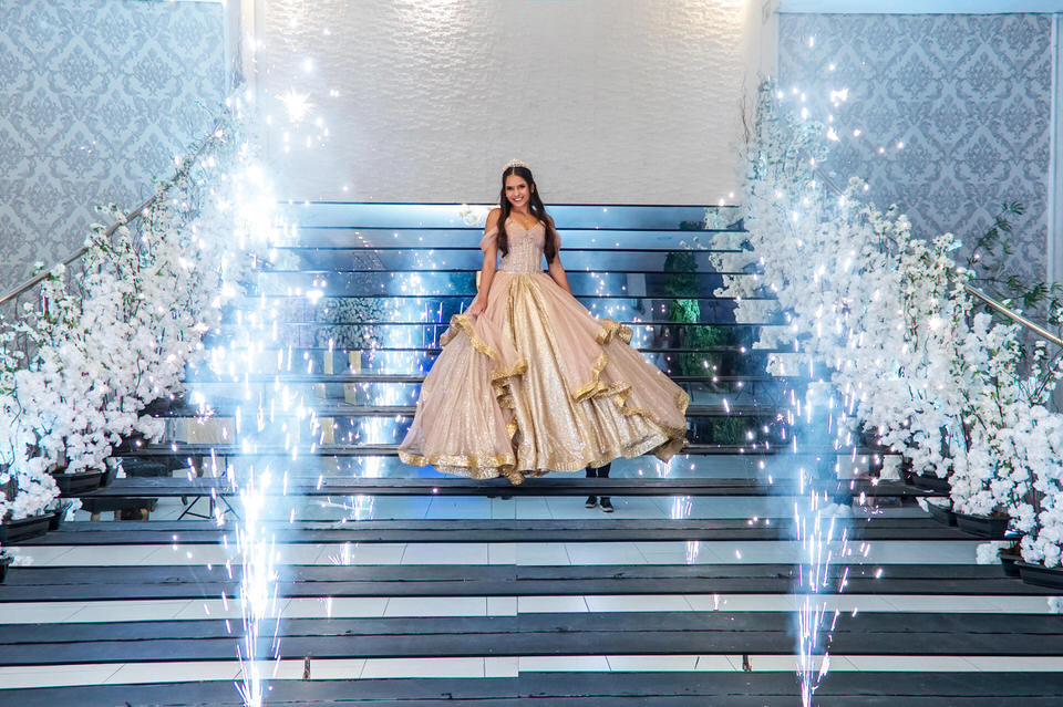 Fotografia da festa de 15 anos da debutante Ana Clara. A festa aconteceu no Buffet Europa em Guarulhos, fotógrafo de festa de 15 anos em Guarulhos John Edgard