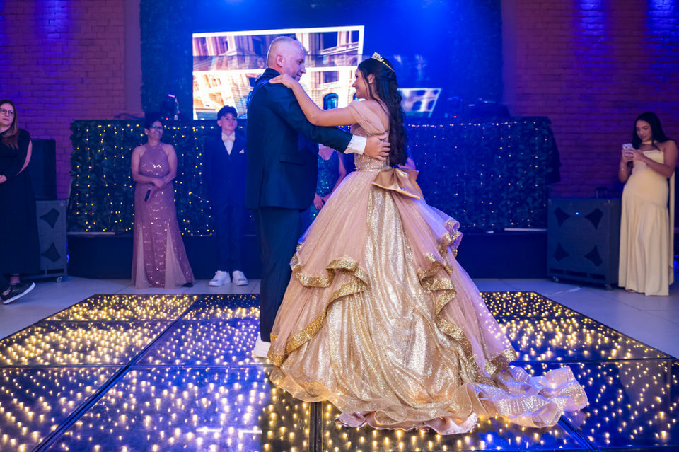 Fotografia da festa de 15 anos da debutante Ana Clara. A festa aconteceu no Buffet Europa em Guarulhos, fotógrafo de festa de 15 anos em Guarulhos John Edgard