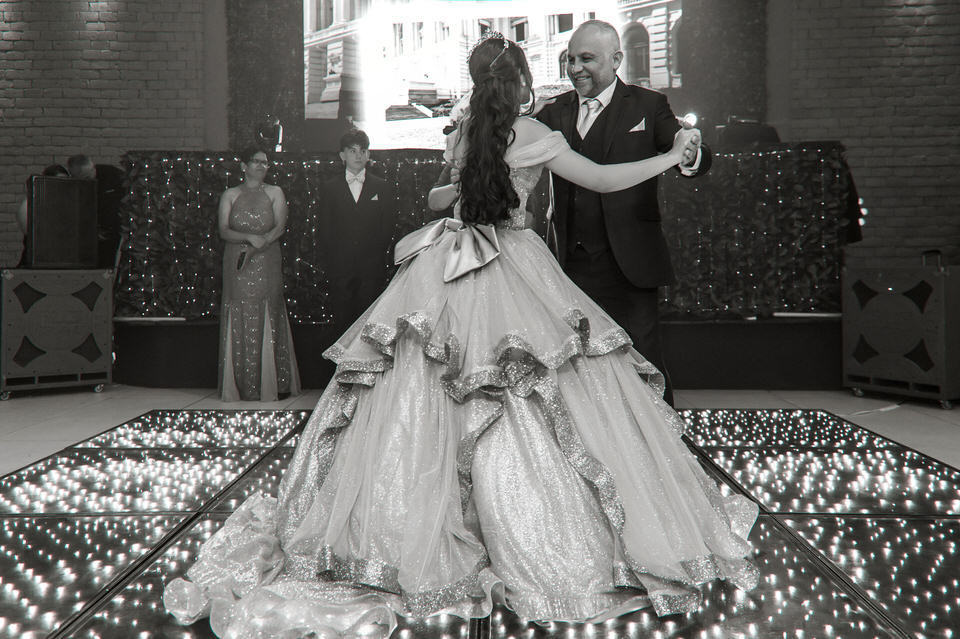 Fotografia da festa de 15 anos da debutante Ana Clara. A festa aconteceu no Buffet Europa em Guarulhos, fotógrafo de festa de 15 anos em Guarulhos John Edgard