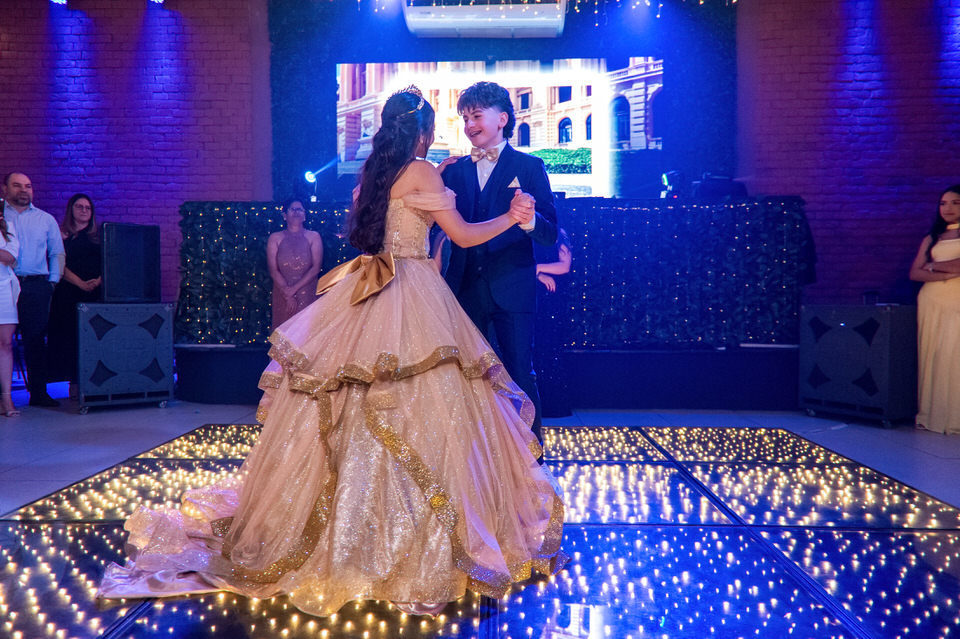 Fotografia da festa de 15 anos da debutante Ana Clara. A festa aconteceu no Buffet Europa em Guarulhos, fotógrafo de festa de 15 anos em Guarulhos John Edgard