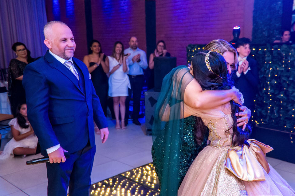 Fotografia da festa de 15 anos da debutante Ana Clara. A festa aconteceu no Buffet Europa em Guarulhos, fotógrafo de festa de 15 anos em Guarulhos John Edgard