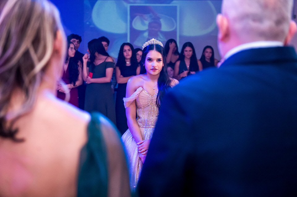 Fotografia da festa de 15 anos da debutante Ana Clara. A festa aconteceu no Buffet Europa em Guarulhos, fotógrafo de festa de 15 anos em Guarulhos John Edgard
