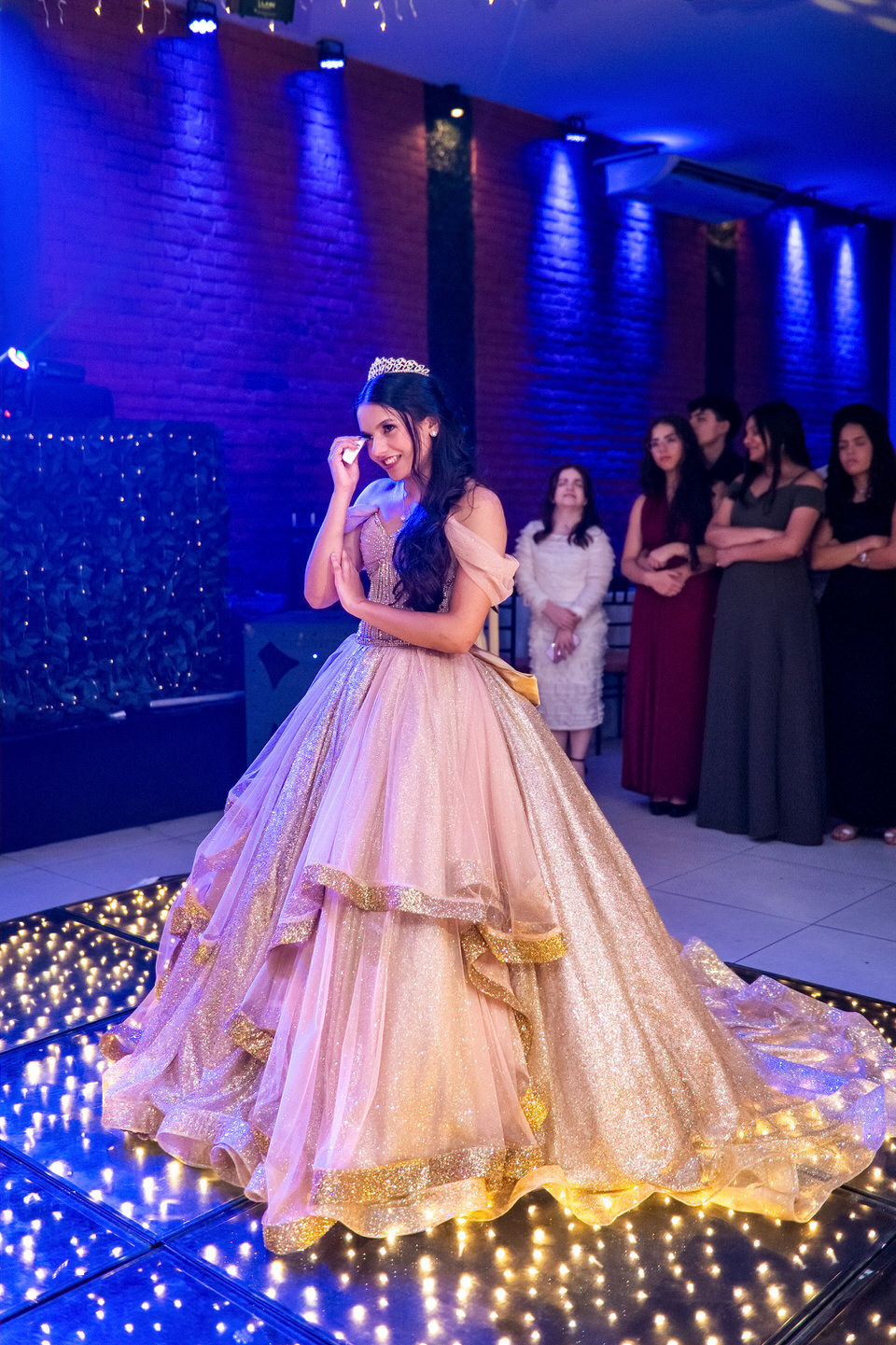 Fotografia da festa de 15 anos da debutante Ana Clara. A festa aconteceu no Buffet Europa em Guarulhos, fotógrafo de festa de 15 anos em Guarulhos John Edgard