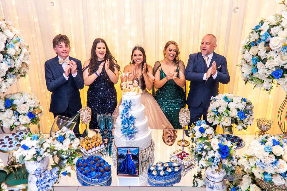 Fotografia da festa de 15 anos da debutante Ana Clara. A festa aconteceu no Buffet Europa em Guarulhos, fotógrafo de festa de 15 anos em Guarulhos John Edgard