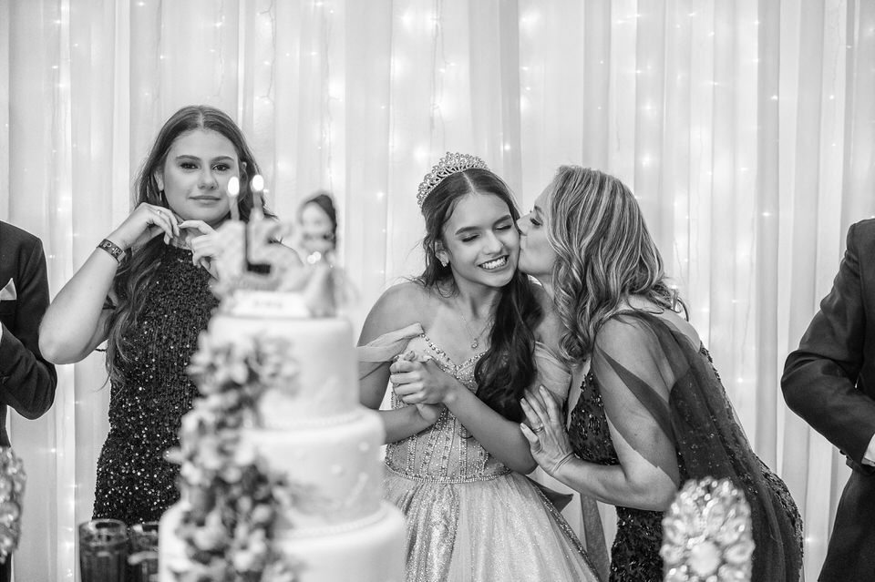 Fotografia da festa de 15 anos da debutante Ana Clara. A festa aconteceu no Buffet Europa em Guarulhos, fotógrafo de festa de 15 anos em Guarulhos John Edgard