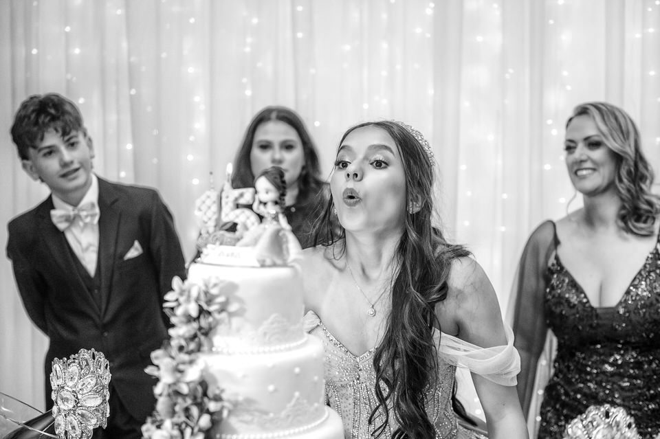Fotografia da festa de 15 anos da debutante Ana Clara. A festa aconteceu no Buffet Europa em Guarulhos, fotógrafo de festa de 15 anos em Guarulhos John Edgard