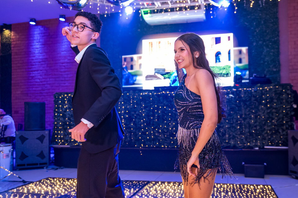 Fotografia da festa de 15 anos da debutante Ana Clara. A festa aconteceu no Buffet Europa em Guarulhos, fotógrafo de festa de 15 anos em Guarulhos John Edgard