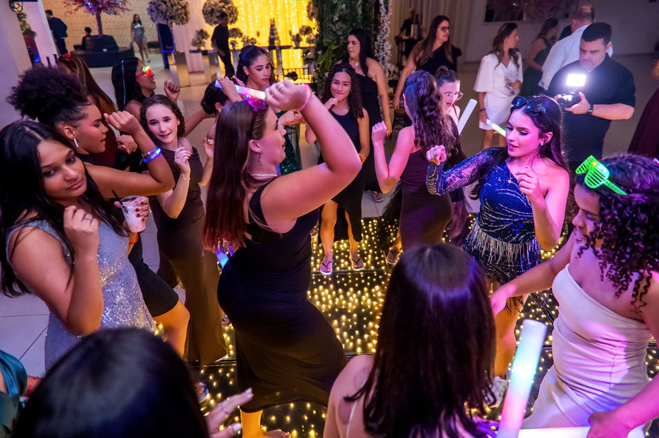 Fotografia da festa de 15 anos da debutante Ana Clara. A festa aconteceu no Buffet Europa em Guarulhos, fotógrafo de festa de 15 anos em Guarulhos John Edgard