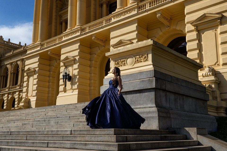 Ensaio fotográfico da debutante Lívia, no Museu do Ipiranga em São Paulo, fotografia de debutante no Museu do Ipiranga, fotógrafo de ensaios de debutante em SP