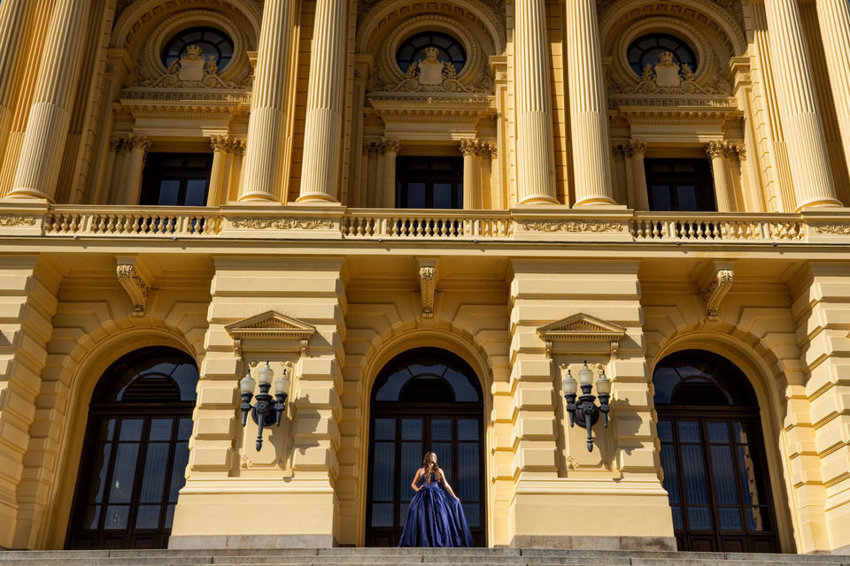 Ensaio fotográfico da debutante Lívia, no Museu do Ipiranga em São Paulo, fotografia de debutante no Museu do Ipiranga, fotógrafo de ensaios de debutante em SP