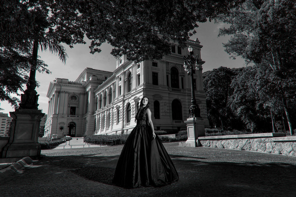 Ensaio fotográfico da debutante Lívia, no Museu do Ipiranga em São Paulo, fotografia de debutante no Museu do Ipiranga, fotógrafo de ensaios de debutante em SP