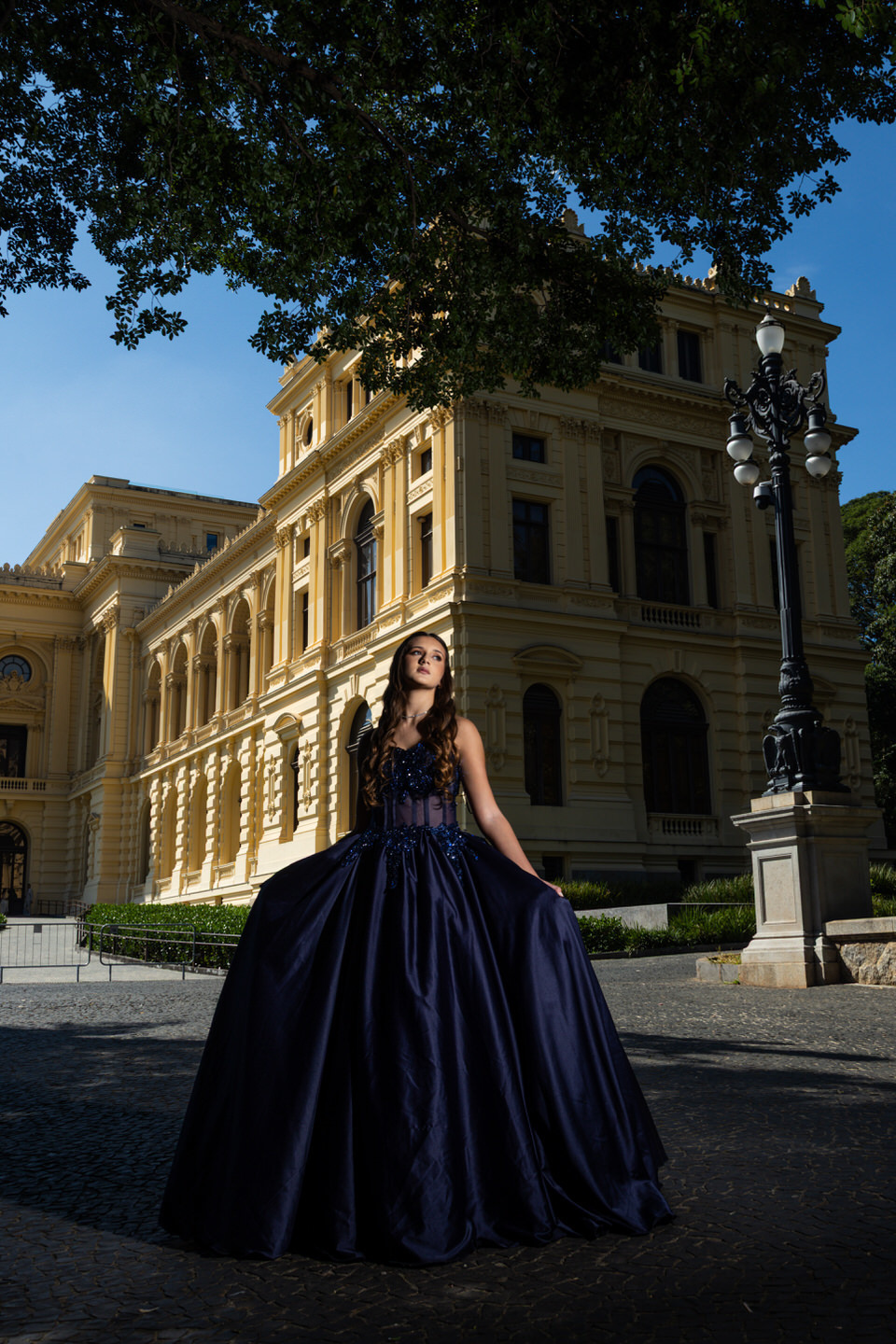 Ensaio fotográfico da debutante Lívia, no Museu do Ipiranga em São Paulo, fotografia de debutante no Museu do Ipiranga, fotógrafo de ensaios de debutante em SP