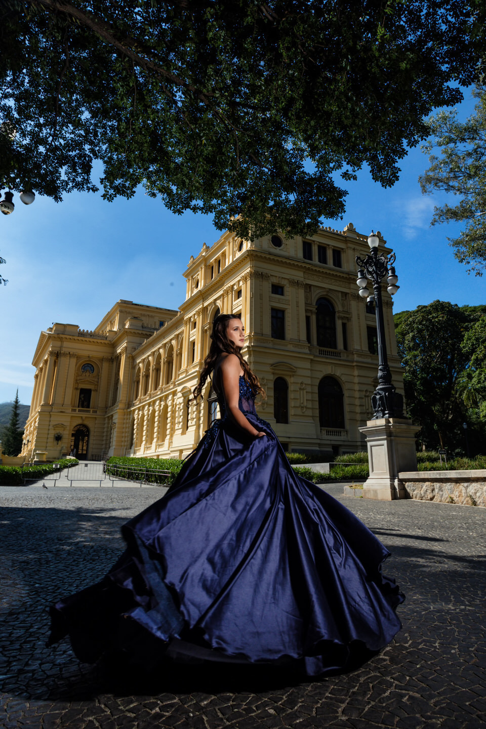 Ensaio fotográfico da debutante Lívia, no Museu do Ipiranga em São Paulo, fotografia de debutante no Museu do Ipiranga, fotógrafo de ensaios de debutante em SP