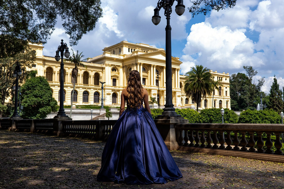 Ensaio fotográfico da debutante Lívia, no Museu do Ipiranga em São Paulo, fotografia de debutante no Museu do Ipiranga, fotógrafo de ensaios de debutante em SP