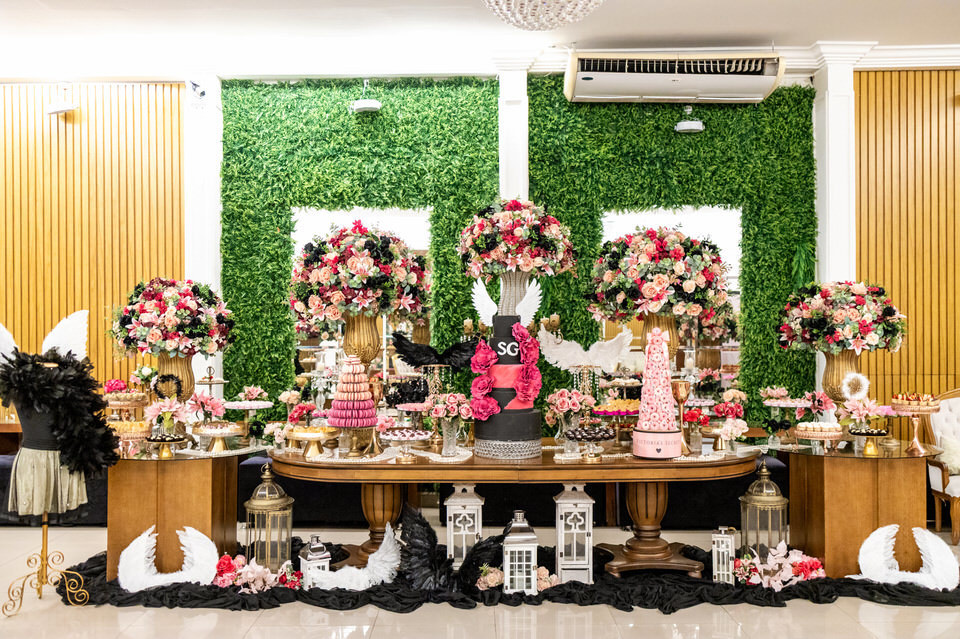 Decoração Victoria's Secret da festa de 15 anos da Sophia, no Buffet América, fotografia da mesa do bolo de festa de 15 anos 