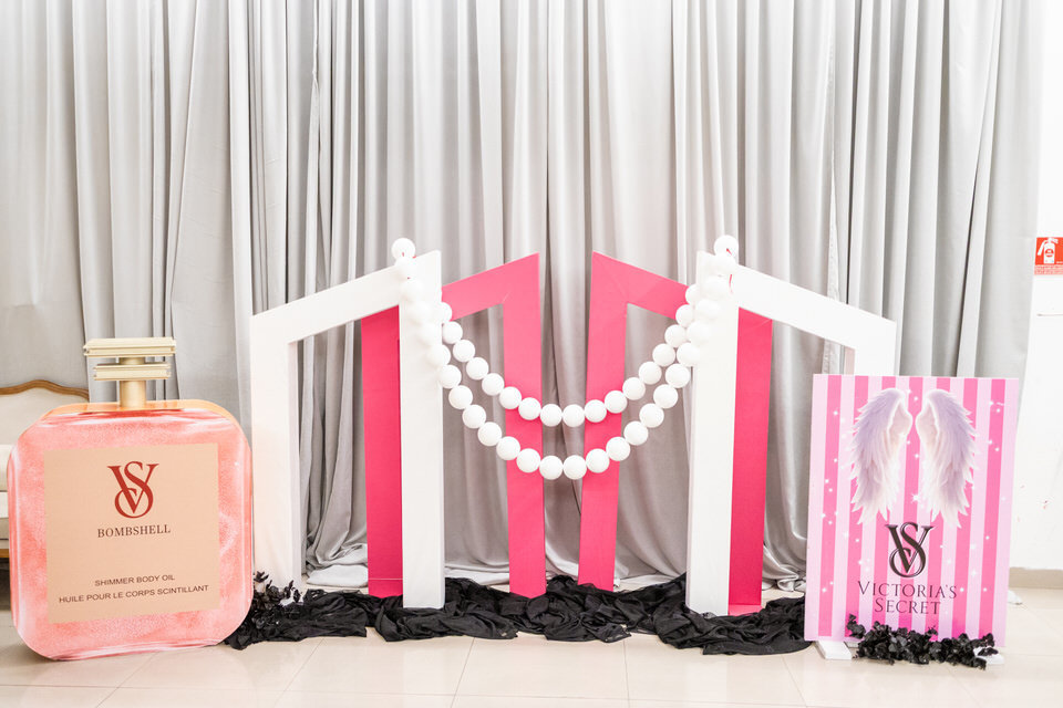 Decoração personalizada Victoria's Secret da festa de 15 anos da Sophia no Buffet América