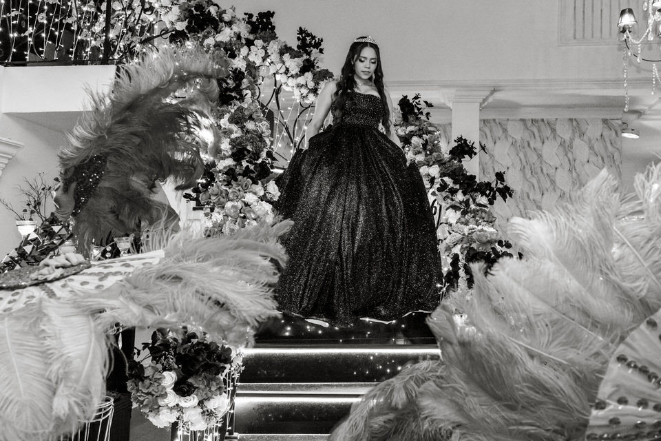 Descida da escada da Sophia, na festa de 15 anos no Buffet América no Tatuapé. fotografia da entrada da debutante