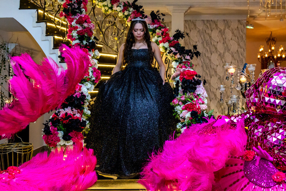 Descida da escada da Sophia, na festa de 15 anos no Buffet América no Tatuapé. fotografia da entrada da debutante