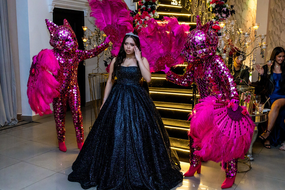 Descida da escada da Sophia, na festa de 15 anos no Buffet América no Tatuapé. fotografia da entrada da debutante