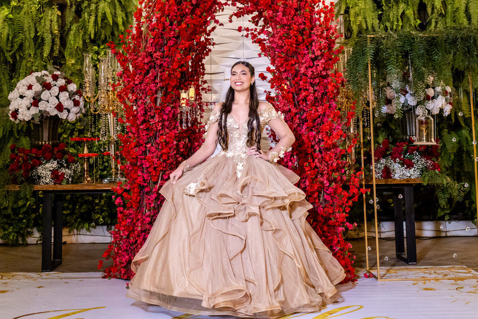 Fotografia de debutante em festa de 15 anos no Espaço Illumina em São Paulo - SP, um registro do trabalho do fotógrafo especialista John Edgard.