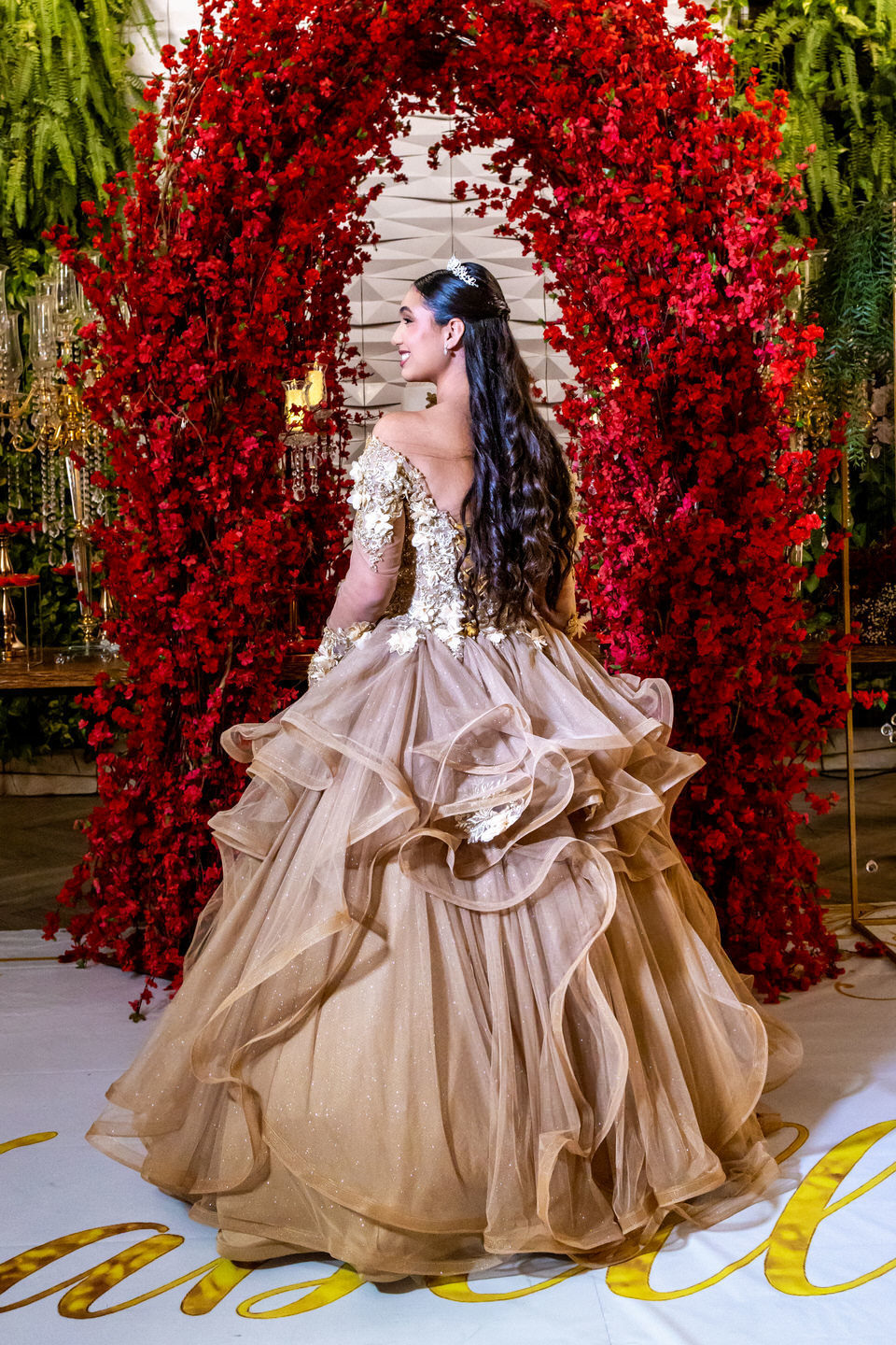 Fotografia de debutante em festa de 15 anos no Espaço Illumina em São Paulo - SP, um registro do trabalho do fotógrafo especialista John Edgard.