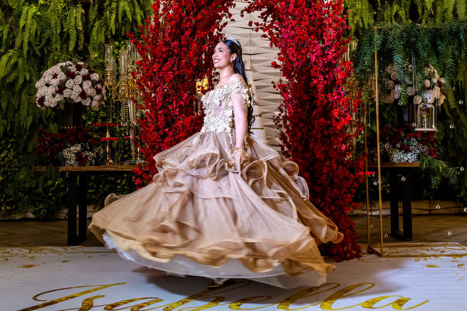 Fotografia de debutante em festa de 15 anos no Espaço Illumina em São Paulo - SP, um registro do trabalho do fotógrafo especialista John Edgard.