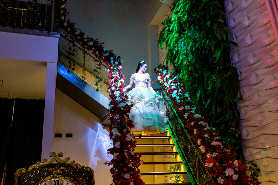 Fotografia de debutante em festa de 15 anos no Espaço Illumina em São Paulo - SP, um registro do trabalho do fotógrafo especialista John Edgard.