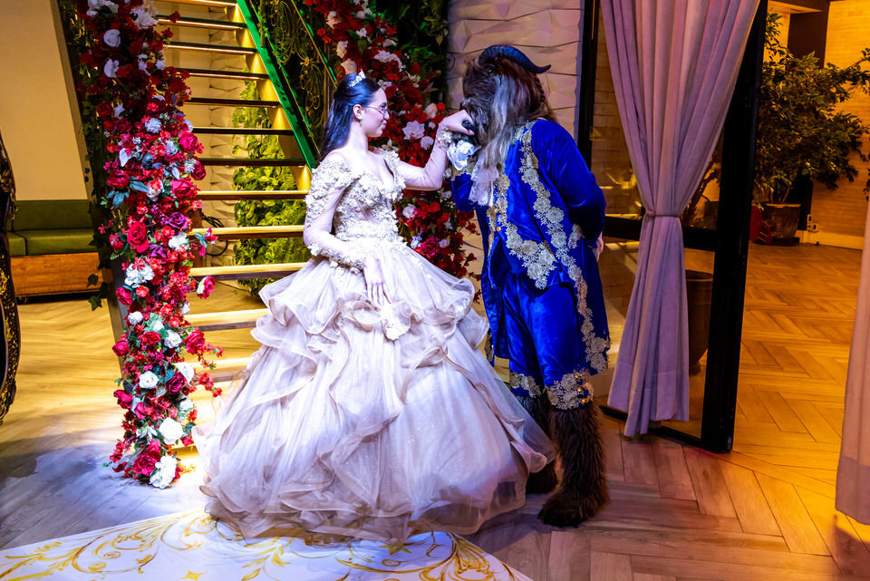 Fotografia de debutante em festa de 15 anos no Espaço Illumina em São Paulo - SP, um registro do trabalho do fotógrafo especialista John Edgard.