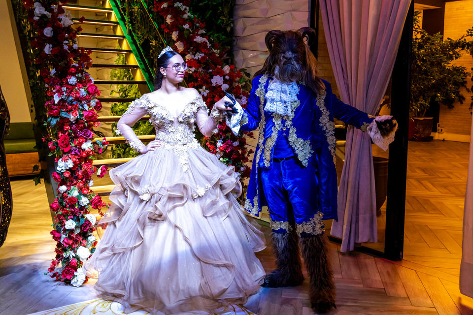 Fotografia de debutante em festa de 15 anos no Espaço Illumina em São Paulo - SP, um registro do trabalho do fotógrafo especialista John Edgard.