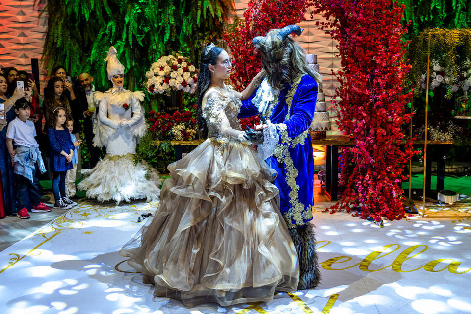 Fotografia de debutante em festa de 15 anos no Espaço Illumina em São Paulo - SP, um registro do trabalho do fotógrafo especialista John Edgard.