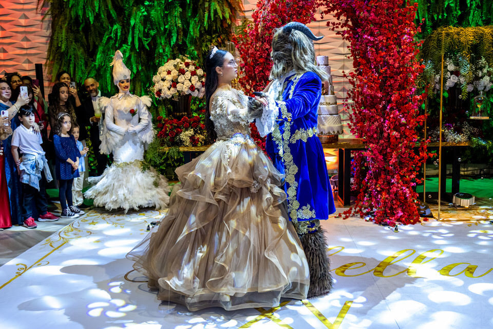 Fotografia de debutante em festa de 15 anos no Espaço Illumina em São Paulo - SP, um registro do trabalho do fotógrafo especialista John Edgard.