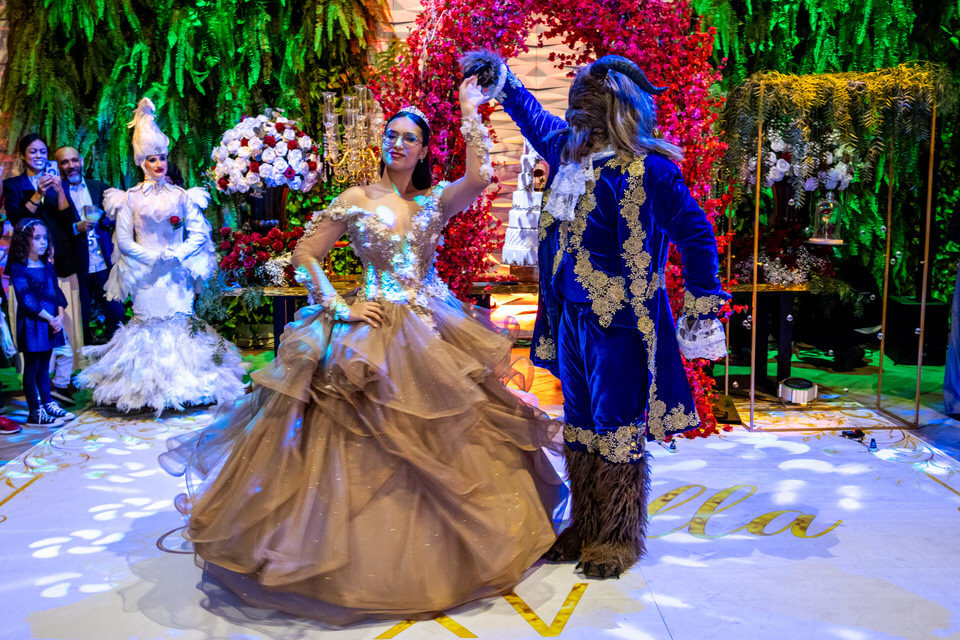 Fotografia de debutante em festa de 15 anos no Espaço Illumina em São Paulo - SP, um registro do trabalho do fotógrafo especialista John Edgard.