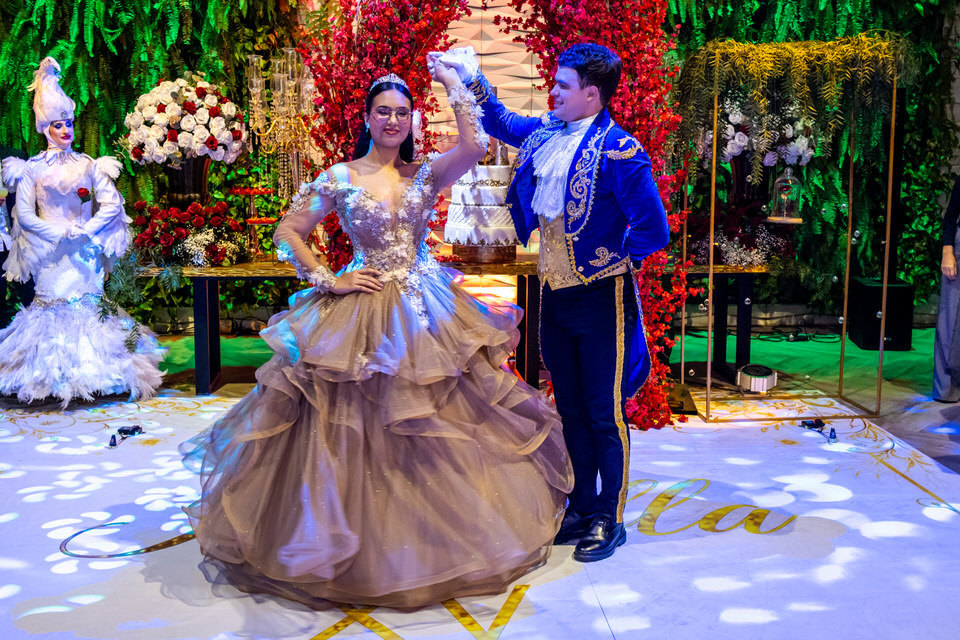 Fotografia de debutante em festa de 15 anos no Espaço Illumina em São Paulo - SP, um registro do trabalho do fotógrafo especialista John Edgard.