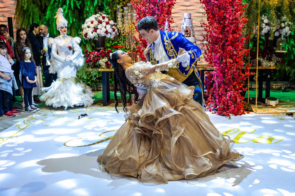 Fotografia de debutante em festa de 15 anos no Espaço Illumina em São Paulo - SP, um registro do trabalho do fotógrafo especialista John Edgard.