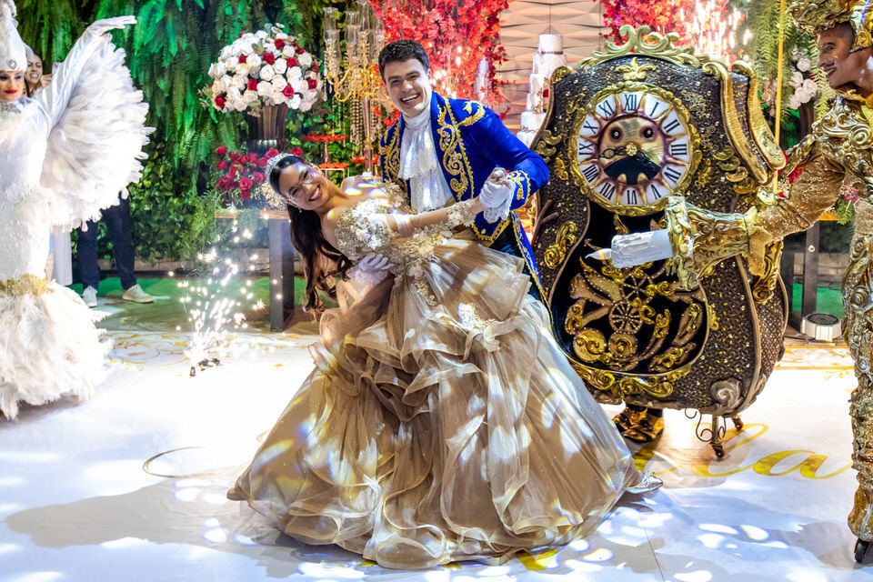 Fotografia de debutante em festa de 15 anos no Espaço Illumina em São Paulo - SP, um registro do trabalho do fotógrafo especialista John Edgard.